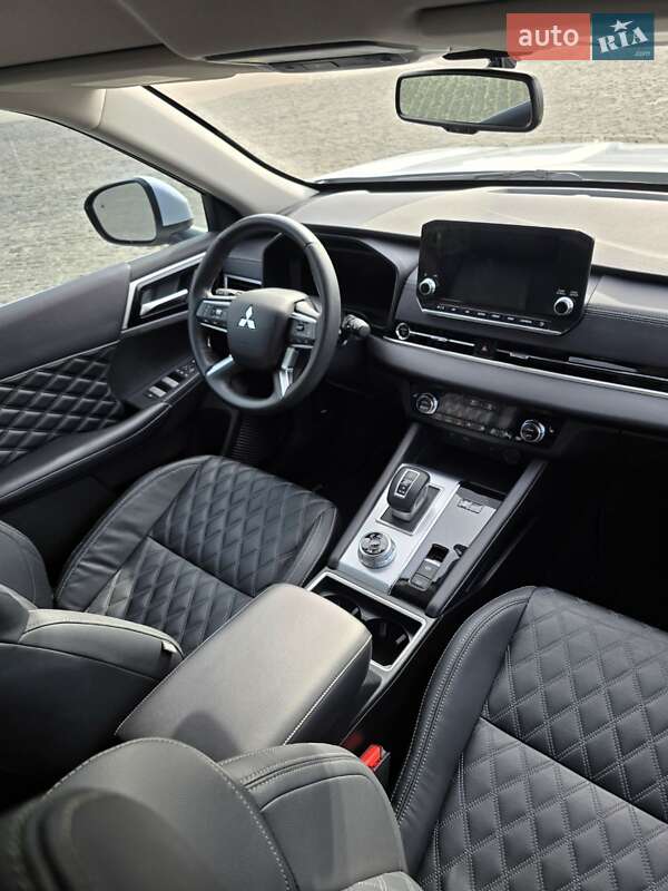 Позашляховик / Кросовер Mitsubishi Outlander 2023 в Харкові