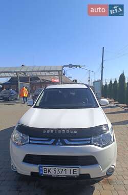 Внедорожник / Кроссовер Mitsubishi Outlander 2012 в 