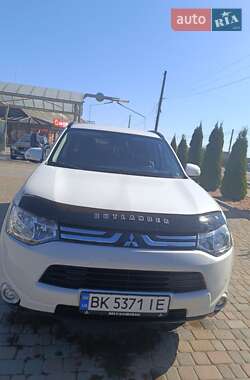 Внедорожник / Кроссовер Mitsubishi Outlander 2012 в 