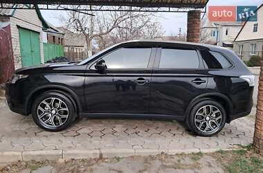 Позашляховик / Кросовер Mitsubishi Outlander 2014 в 