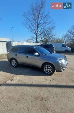 Внедорожник / Кроссовер Mitsubishi Outlander 2012 в 