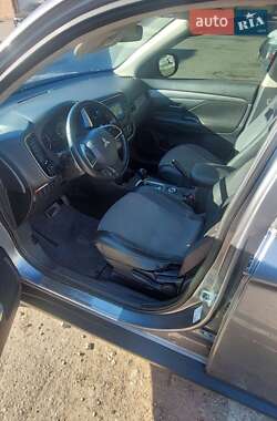 Внедорожник / Кроссовер Mitsubishi Outlander 2012 в 