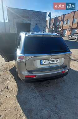 Внедорожник / Кроссовер Mitsubishi Outlander 2012 в 