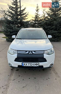Внедорожник / Кроссовер Mitsubishi Outlander 2013 в 