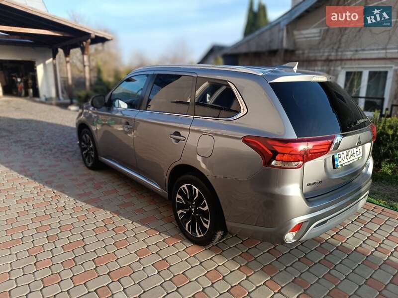 Позашляховик / Кросовер Mitsubishi Outlander 2018 в Тернополі