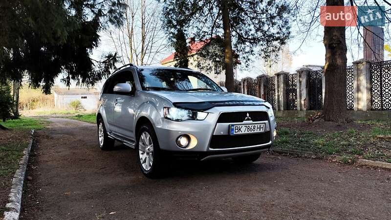 Внедорожник / Кроссовер Mitsubishi Outlander 2012 в 