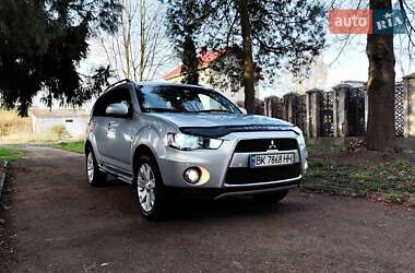 Внедорожник / Кроссовер Mitsubishi Outlander 2012 в 