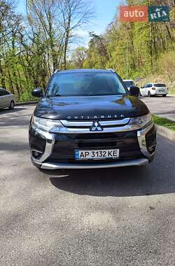 Внедорожник / Кроссовер Mitsubishi Outlander 2017 в 