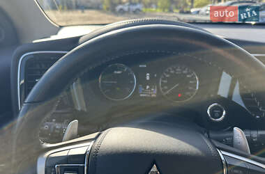 Позашляховик / Кросовер Mitsubishi Outlander 2020 в 