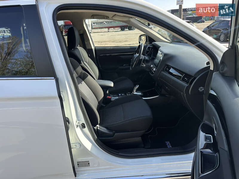 Внедорожник / Кроссовер Mitsubishi Outlander 2020 в Киеве