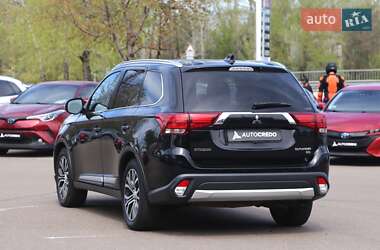 Позашляховик / Кросовер Mitsubishi Outlander 2017 в 
