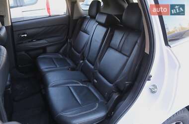 Внедорожник / Кроссовер Mitsubishi Outlander 2017 в 