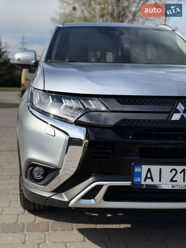 Внедорожник / Кроссовер Mitsubishi Outlander 2016 в Киеве