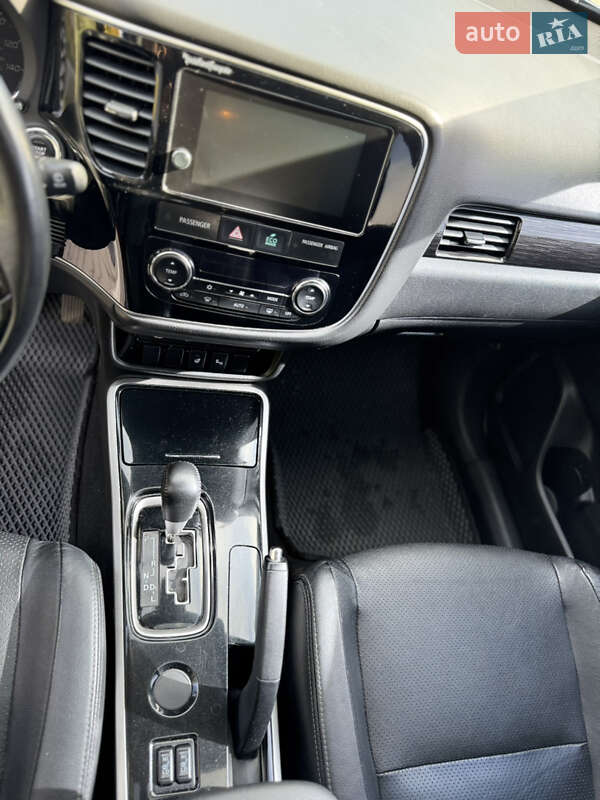 Внедорожник / Кроссовер Mitsubishi Outlander 2016 в Киеве