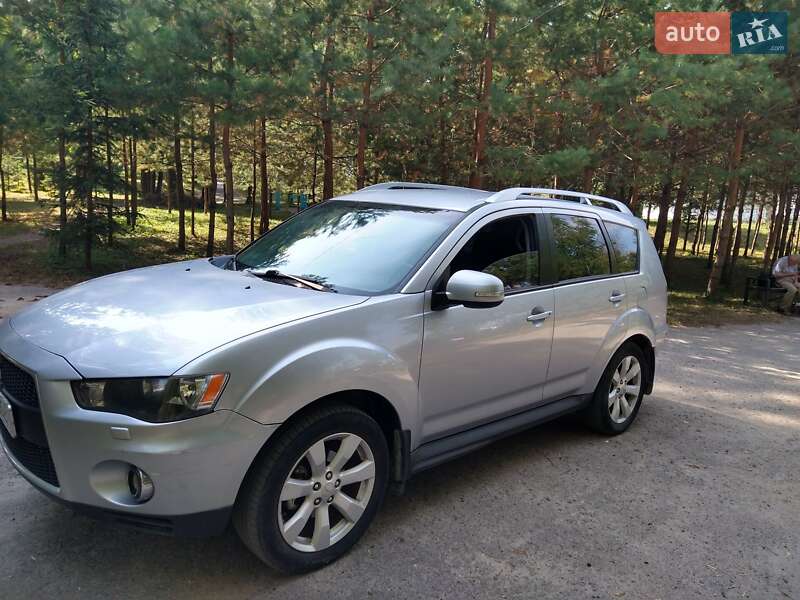 Внедорожник / Кроссовер Mitsubishi Outlander 2010 в 