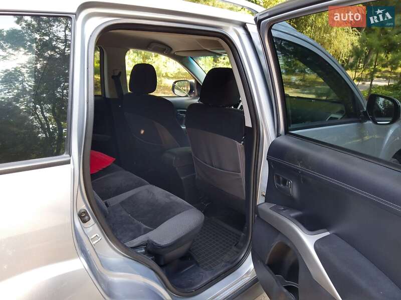 Внедорожник / Кроссовер Mitsubishi Outlander 2010 в Золочеве