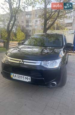Внедорожник / Кроссовер Mitsubishi Outlander 2015 в 