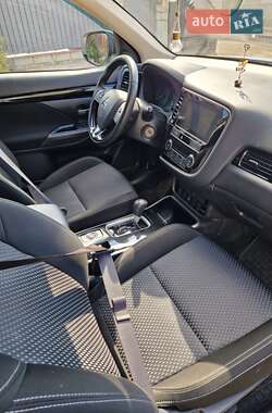 Позашляховик / Кросовер Mitsubishi Outlander 2019 в 