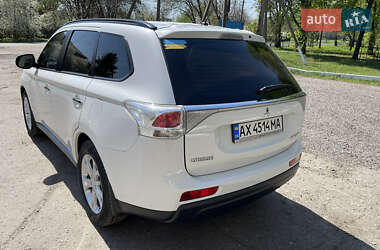 Внедорожник / Кроссовер Mitsubishi Outlander 2013 в 
