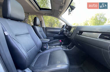 Внедорожник / Кроссовер Mitsubishi Outlander 2013 в 