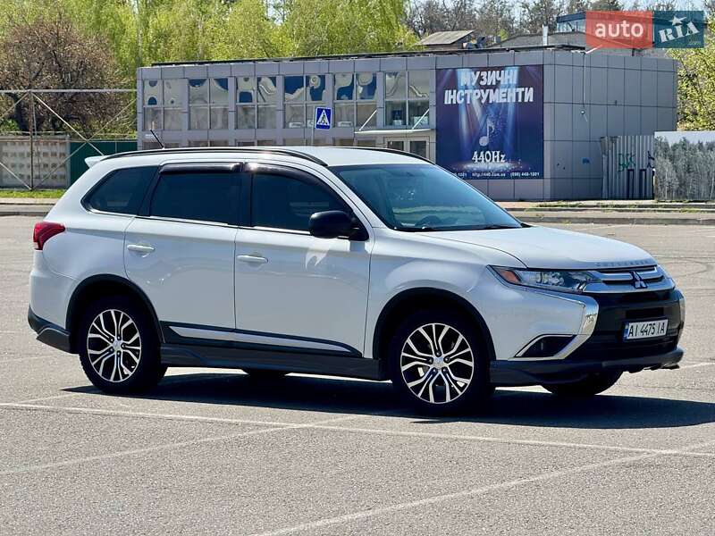 Внедорожник / Кроссовер Mitsubishi Outlander 2015 в Киеве