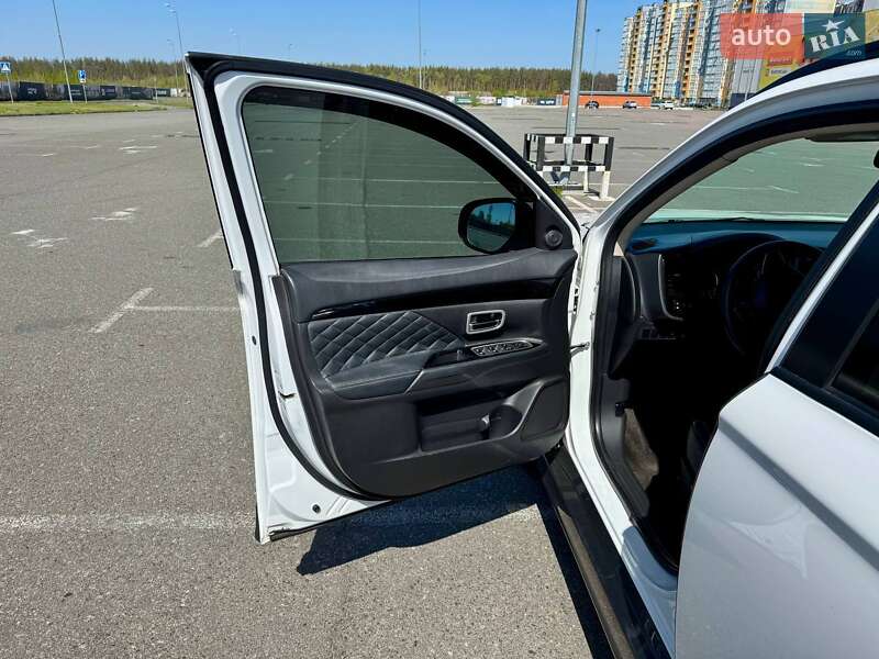 Внедорожник / Кроссовер Mitsubishi Outlander 2015 в Киеве
