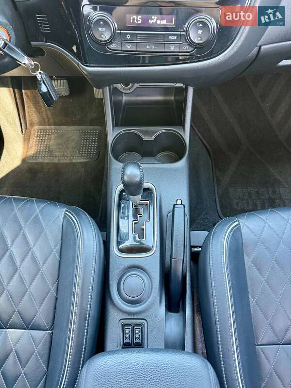 Внедорожник / Кроссовер Mitsubishi Outlander 2015 в Киеве