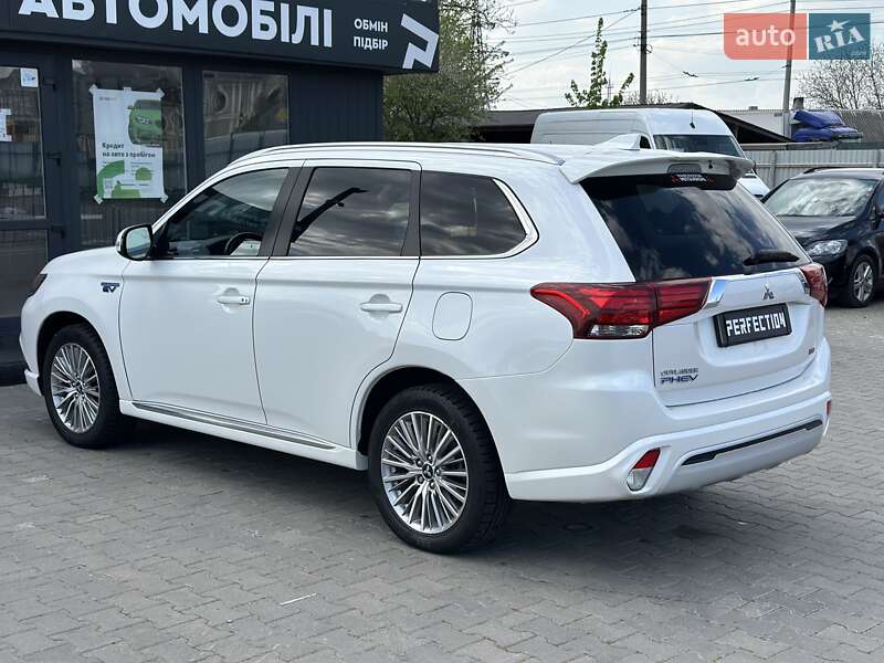 Позашляховик / Кросовер Mitsubishi Outlander 2021 в Чернівцях