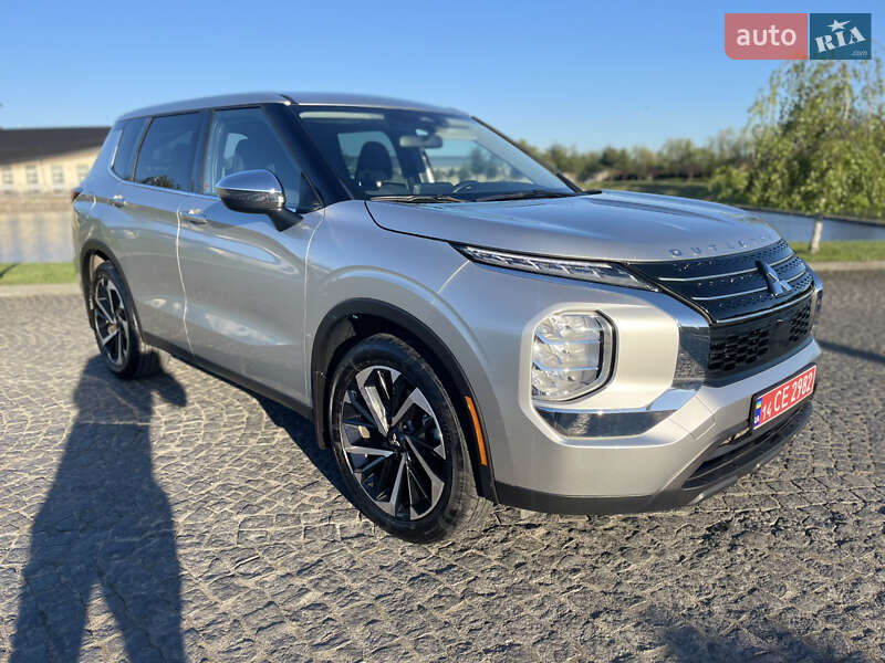 Позашляховик / Кросовер Mitsubishi Outlander 2022 в 