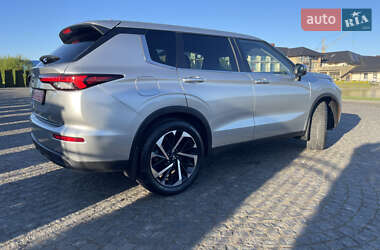 Позашляховик / Кросовер Mitsubishi Outlander 2022 в 
