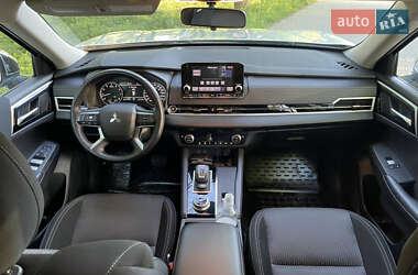Позашляховик / Кросовер Mitsubishi Outlander 2022 в 