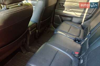 Внедорожник / Кроссовер Mitsubishi Outlander 2015 в Киеве