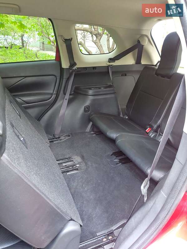 Позашляховик / Кросовер Mitsubishi Outlander 2015 в Києві