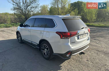 Позашляховик / Кросовер Mitsubishi Outlander 2017 в 