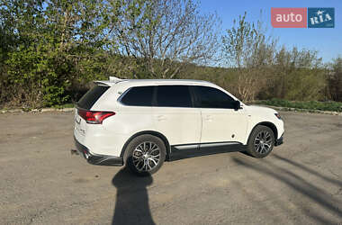 Позашляховик / Кросовер Mitsubishi Outlander 2017 в 
