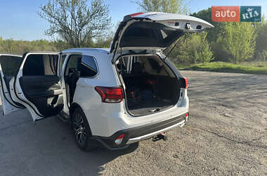 Позашляховик / Кросовер Mitsubishi Outlander 2017 в 