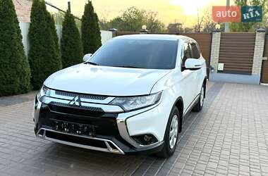 Позашляховик / Кросовер Mitsubishi Outlander 2021 в 