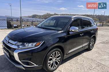 Внедорожник / Кроссовер Mitsubishi Outlander 2017 в 
