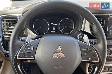 Внедорожник / Кроссовер Mitsubishi Outlander 2017 в 