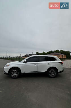 Внедорожник / Кроссовер Mitsubishi Outlander 2017 в 