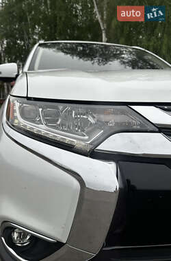 Внедорожник / Кроссовер Mitsubishi Outlander 2017 в 