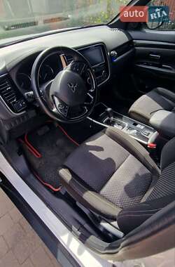 Позашляховик / Кросовер Mitsubishi Outlander 2018 в 