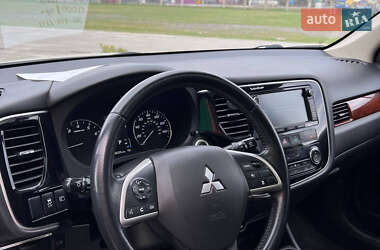 Внедорожник / Кроссовер Mitsubishi Outlander 2014 в 