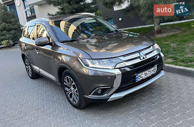 Внедорожник / Кроссовер Mitsubishi Outlander 2017 в 