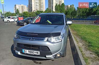 Внедорожник / Кроссовер Mitsubishi Outlander 2014 в 