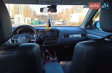 Внедорожник / Кроссовер Mitsubishi Outlander 2014 в 