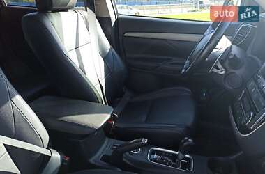 Внедорожник / Кроссовер Mitsubishi Outlander 2014 в 
