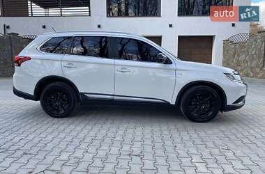 Позашляховик / Кросовер Mitsubishi Outlander 2015 в 