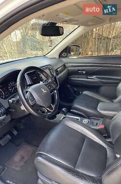 Позашляховик / Кросовер Mitsubishi Outlander 2015 в 