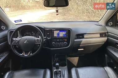 Позашляховик / Кросовер Mitsubishi Outlander 2015 в 